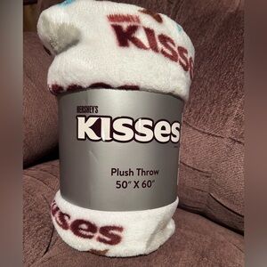 Kiss Plush Throw Blanket - White and Brown